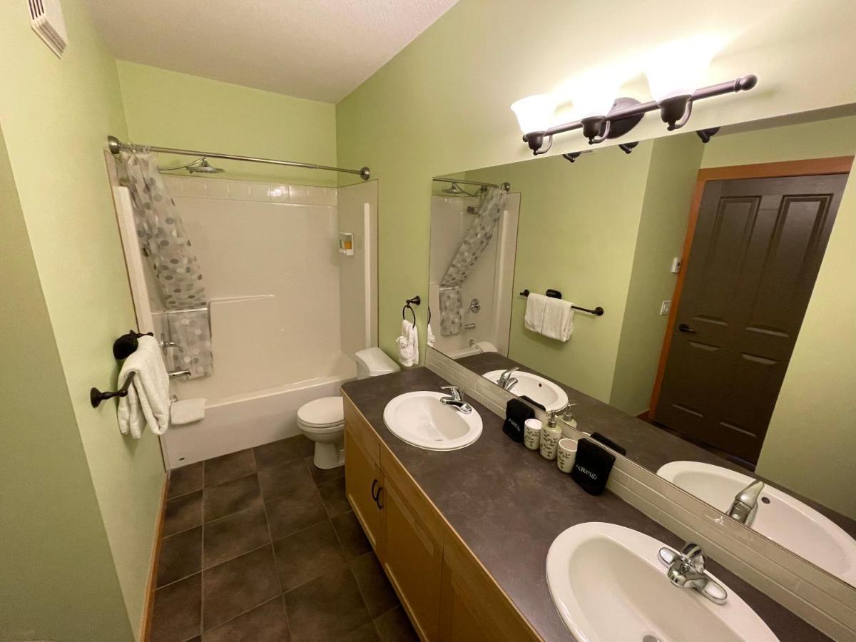 Renovated Condo, 2Br, 2Ba, Heated Pool, 3 Hot Tubs, Pets Welcome! Canmore Exterior foto